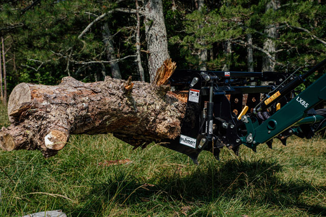 GX54 SSQA grapple picking up a large log